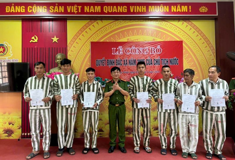 Các phạm nhân thuộc Trại Tạm giam Công an Quảng Bình được trao Quyết định đặc xá.