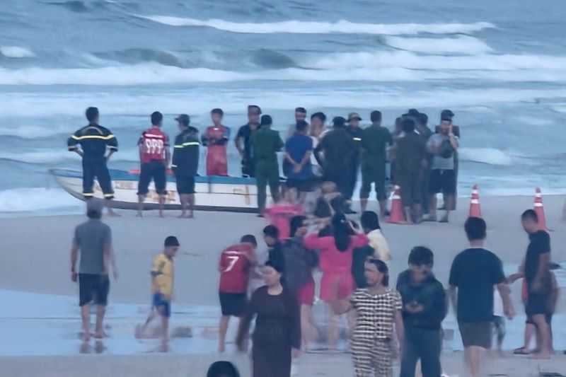 Lực lượng chức năng tổ chức tìm kiếm một người bị đuối nước, mất tích khi tắm biển.