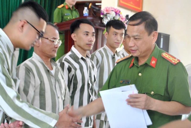 Đại tá Phan Đình Thành - Giám thị Trại giam Xuân trao quyết định đặc xá cho các phạm nhân.