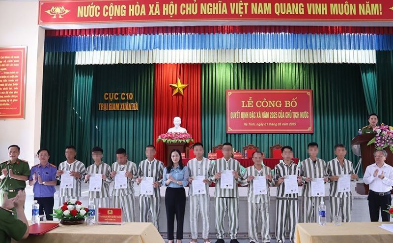 Trao quyết định đặc xá của Chủ tịch nước cho các phạm nhân.