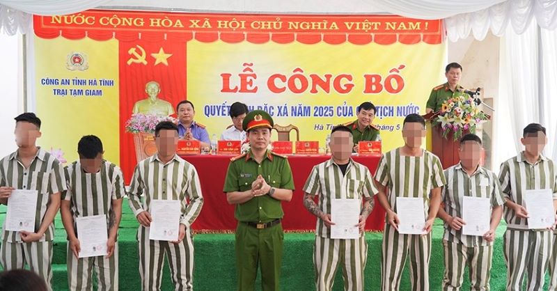 Thượng tá Nguyễn Phi Hải - Phó Giám đốc Công an tỉnh trao quyết định đặc xá cho các phạm nhân.