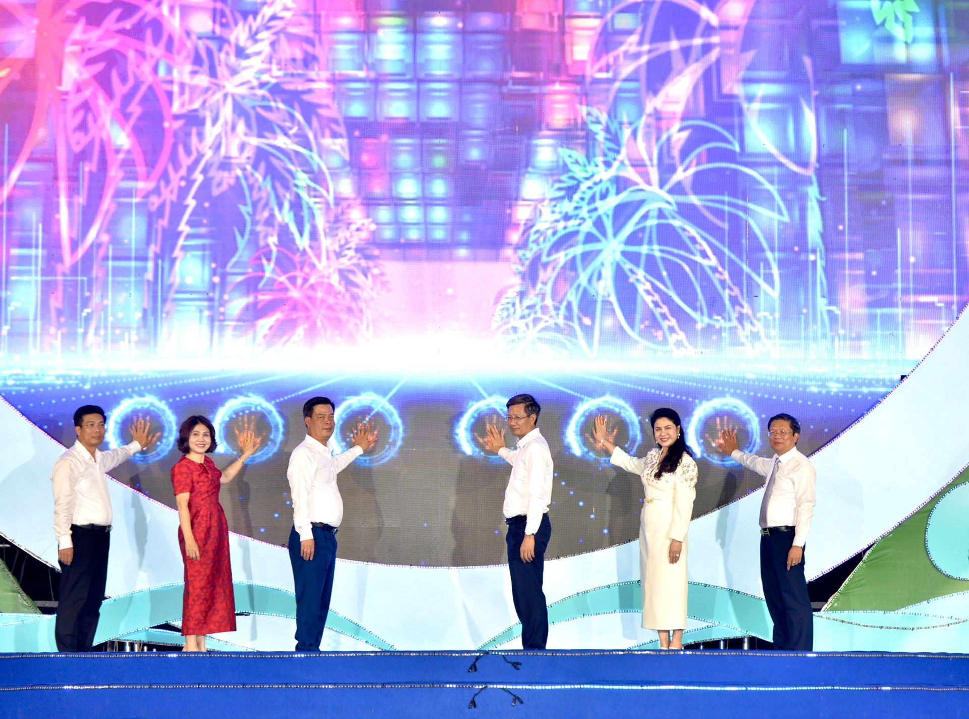 Lãnh đạo thành phố, Sở, ngành, quận Đồ Sơn thực hiện nghi lễ bấm nút khai mạc. Lãnh đạo thành phố, Sở, ngành, quận Đồ Sơn thực hiện nghi lễ bấm nút khai mạc.