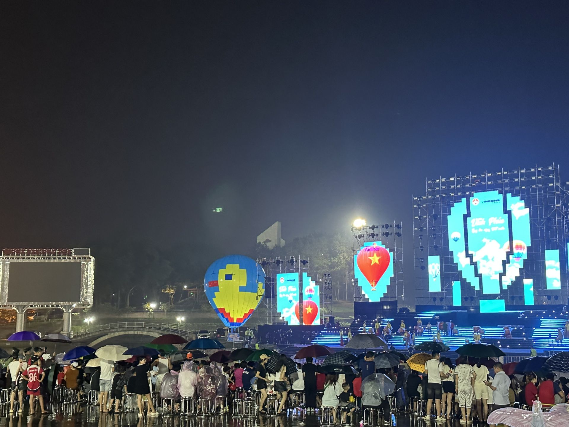 Người dân và du khách đội mưa xem Festival Khinh khí cầu Vĩnh Phúc 2025 Người dân và du khách đội mưa xem Festival Khinh khí cầu Vĩnh Phúc 2025