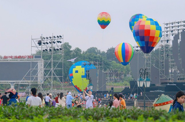 Dù mưa to, người dân Vĩnh Phúc vẫn hào hứng tham gia Festival Khinh khí cầu 2025