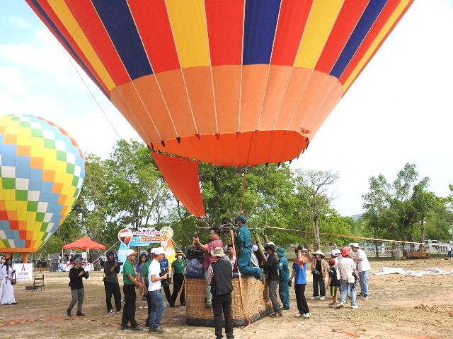 Du khách được trải nghiệm bay lên ngắm cảnh tại Ngày hội Khinh khí cầu Đắk Lắk 2025.