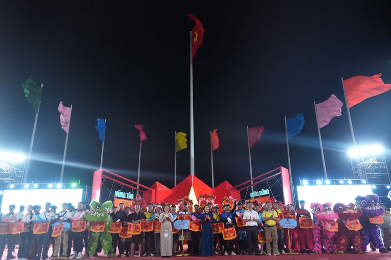 Ban tổ chức trao cờ lưu niệm cho các đơn vị tham gia thi đấu, biểu diễn tại sự kiện