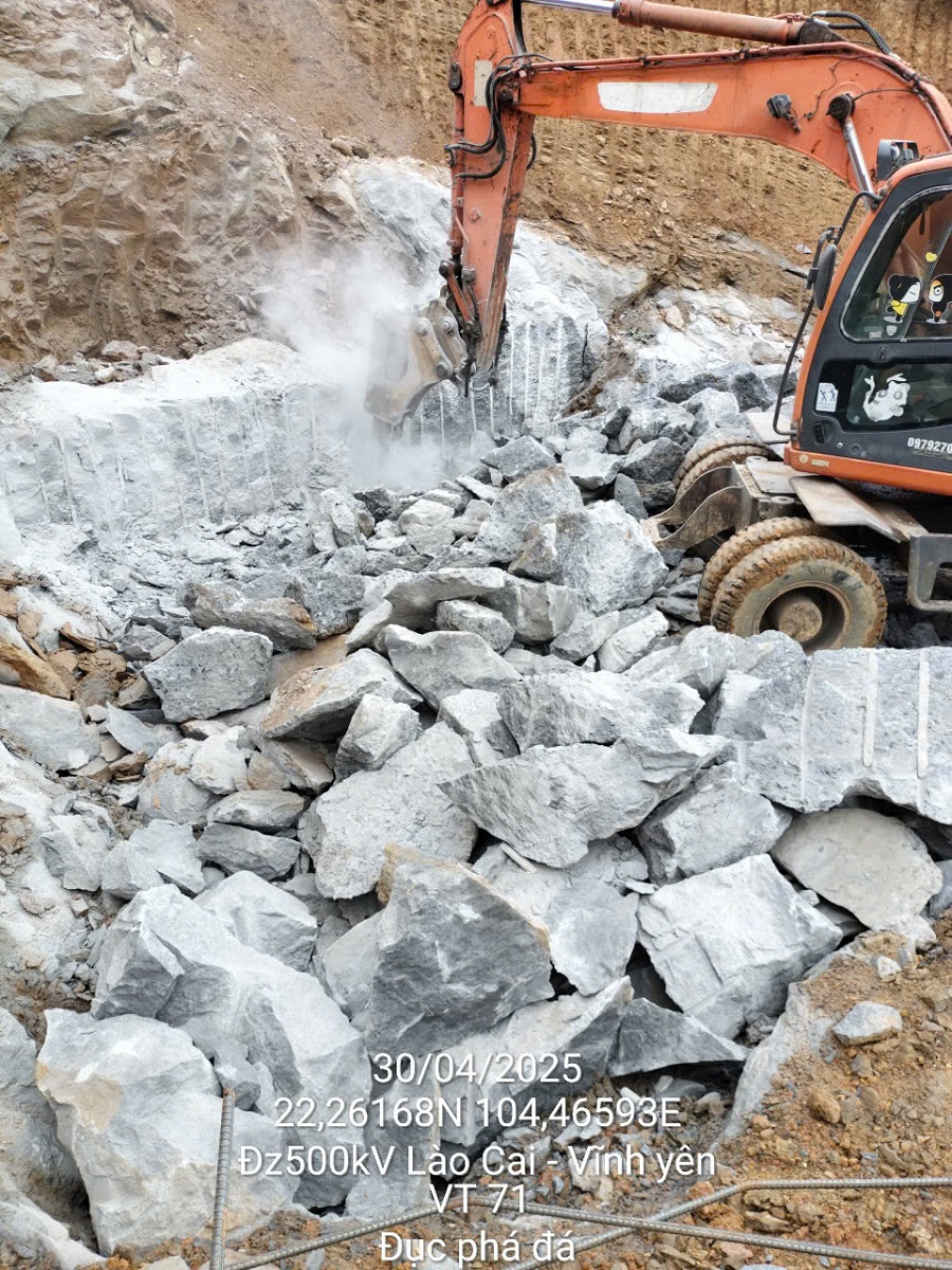 Thi công đục phá đá tại vị trí cột VT71, ngày 30/4