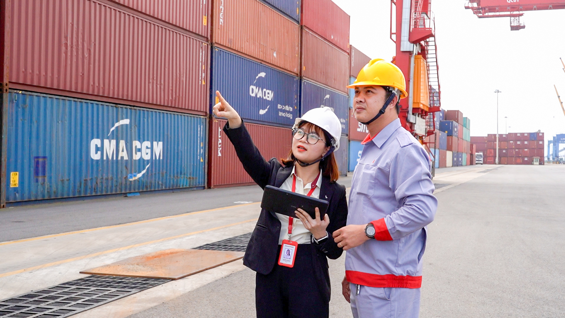 CBNV sử dụng phần mềm PL-TOS giúp việc kiểm tra, nhập - xuất và tra cứu vị trí contaniner trở nên thuận tiện hơn CBNV sử dụng phần mềm PL-TOS giúp việc kiểm tra, nhập - xuất và tra cứu vị trí contaniner trở nên thuận tiện hơn