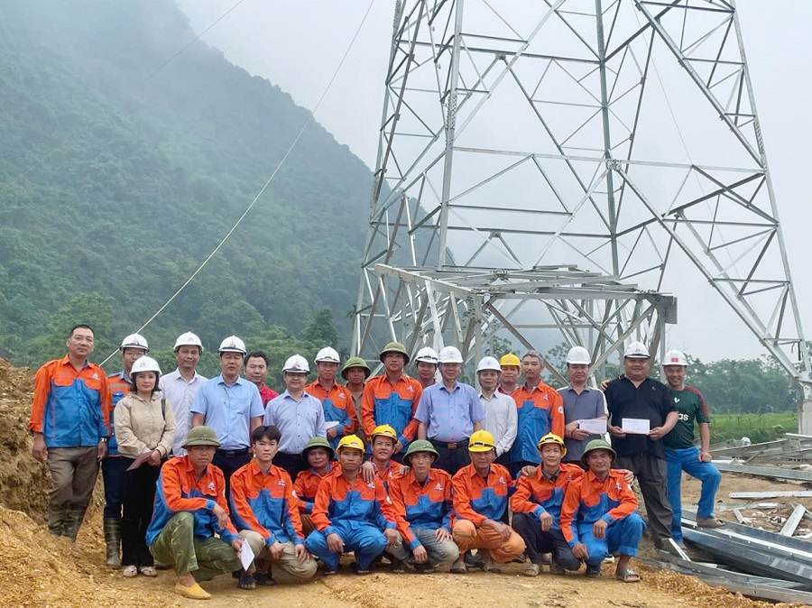 Lãnh đạo EVNPMB1 và nhà thầu Sông Đà 11 thăm, tặng quà lực lượng thi công đường dây 500kV Lào Cai - Vĩnh Yên, ngày 30/4