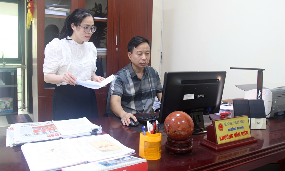Dù là ngày nghỉ lễ song cán bộ Phòng Xây dựng chính quyền (Sở Nội vụ) vẫn tập trung cao cho công việc.