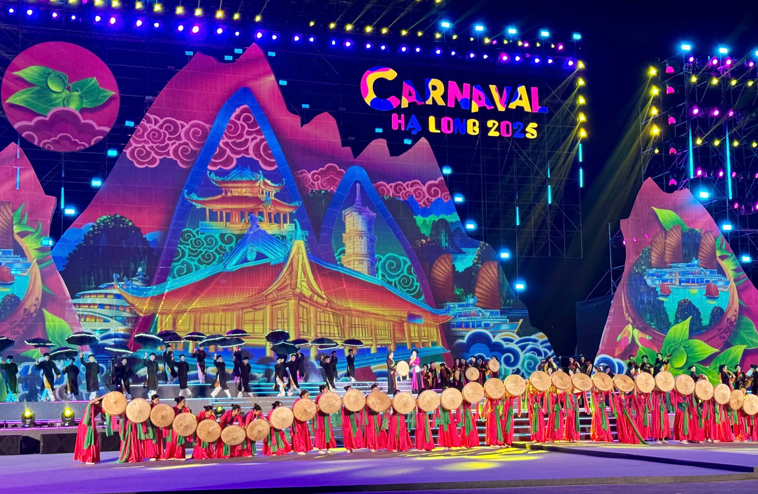 Carnaval Hạ Long được coi là thương hiệu của du lịch Hạ Long. Carnaval Hạ Long được coi là thương hiệu của du lịch Hạ Long.