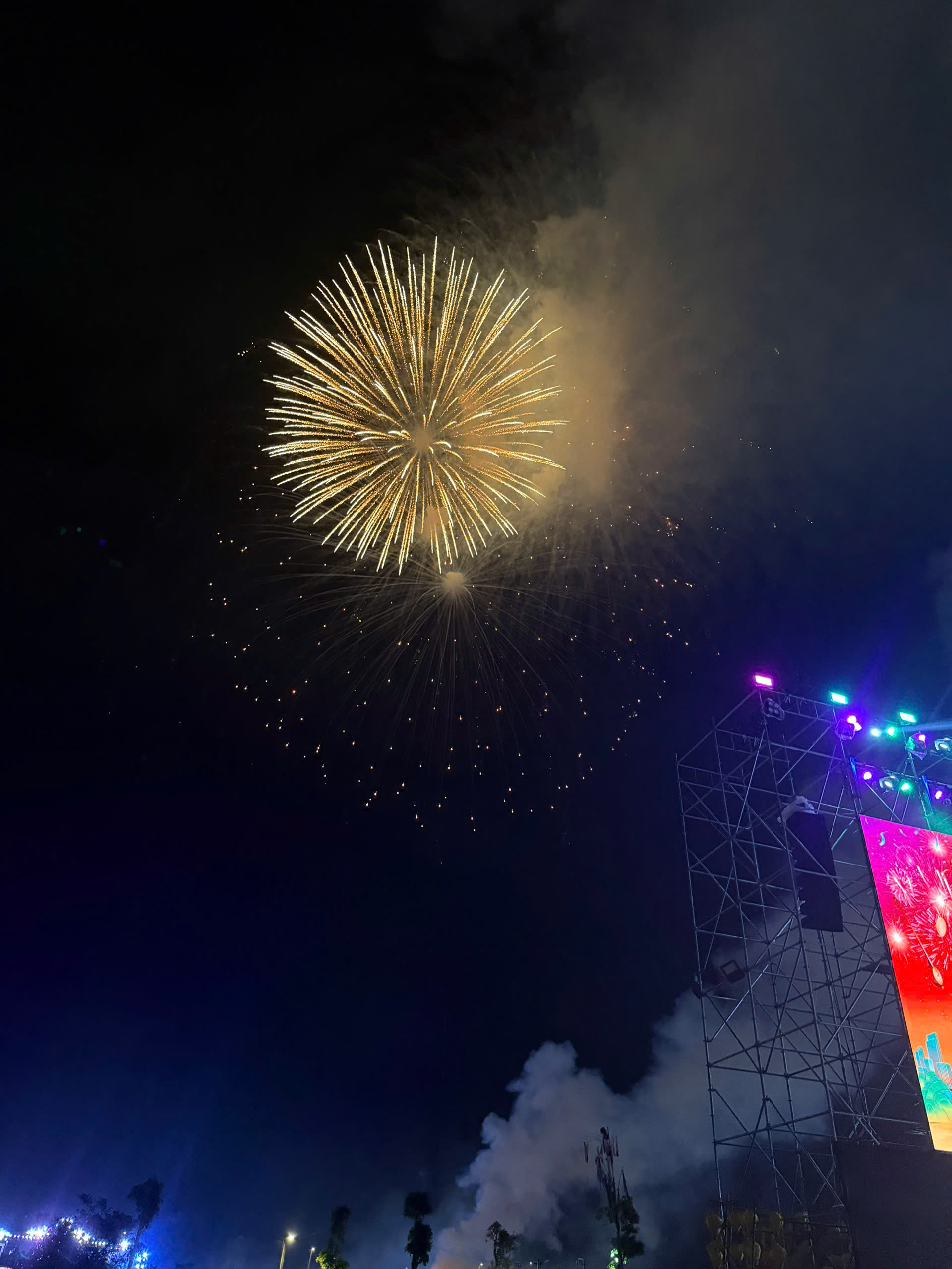 Màn bắn pháo hoa tầm cao thắp sáng bầu trời Hạ Long. Màn bắn pháo hoa tầm cao thắp sáng bầu trời Hạ Long.