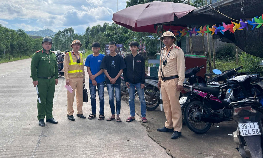 Ngày 1/5, lực lượng cảnh sát giao thông và Công an thị trấn Tây Yên Tử (Sơn Động) phối hợp, xử lý những trường hợp vi phạm trật tự an toàn giao thông. Ngày 1/5, lực lượng cảnh sát giao thông và Công an thị trấn Tây Yên Tử (Sơn Động) phối hợp, xử lý những trường hợp vi phạm trật tự an toàn giao thông.