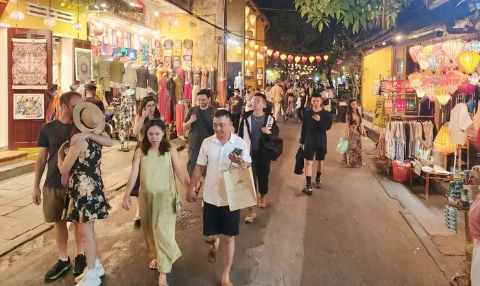Du khách tham quan phố cổ Hội An. Du khách tham quan phố cổ Hội An.