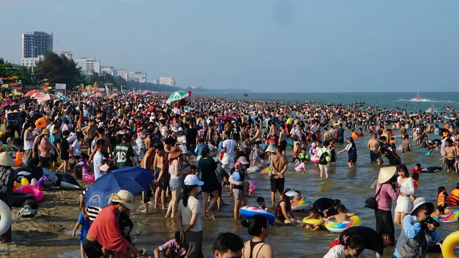 Du khách tắm biển Sầm Sơn trong dịp nghỉ lễ 30/4-1/5