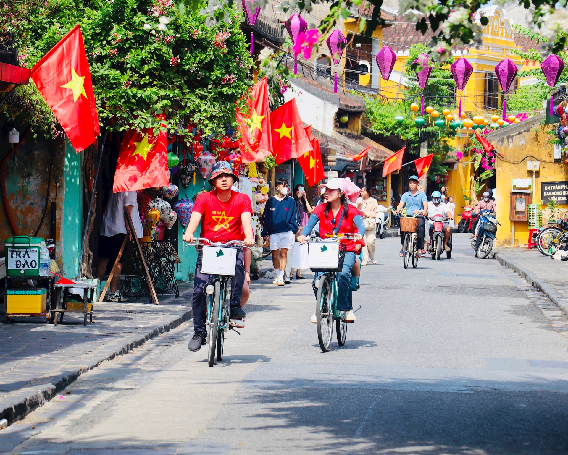 Khách nội địa tham quan Phố cổ Hội An sáng 30/4/2025. Ảnh: QUỐC TUẤN Khách nội địa tham quan Phố cổ Hội An sáng 30/4/2025. Ảnh: QUỐC TUẤN