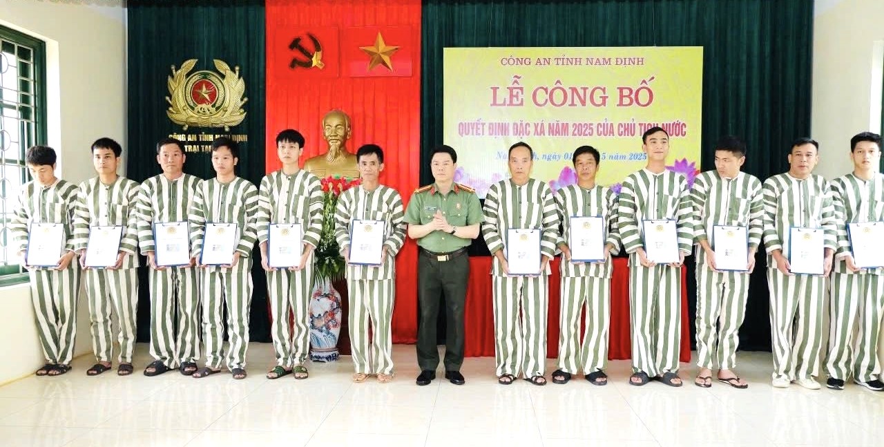 Công an Nam Định công bố Quyết định Chủ tịch nước đặc xá cho 12 phạm nhân