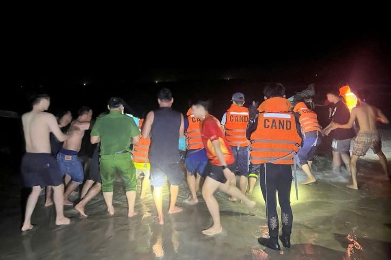 Sau khi nhận được tin báo, các lực lượng chức năng nỗ lực tìm kiếm nạn nhân trong đêm.