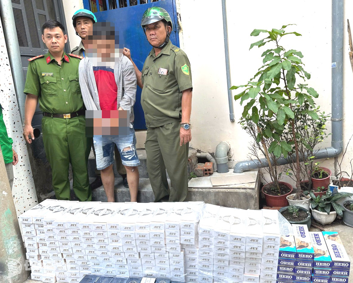 Tạm giữ đối tượng vận chuyển 2.200 bao thuốc lá điếu nhập lậu