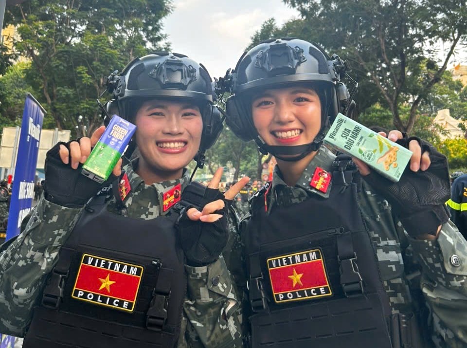 2Các “bông hồng thép” nạp thêm dinh dưỡng chuẩn bị cho cuộc diễu binh