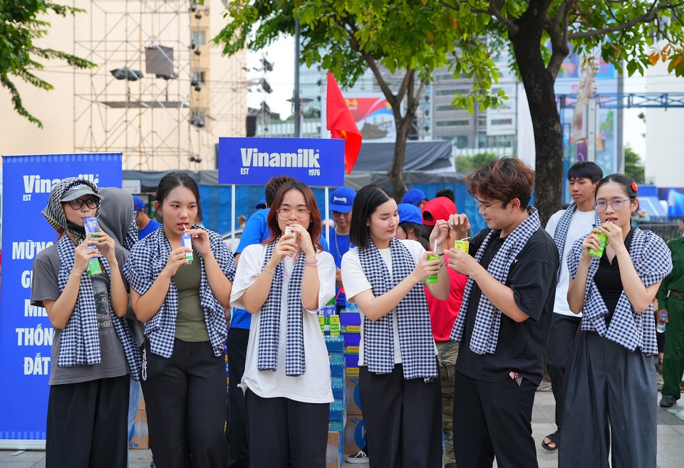 Người dân dù lứa tuổi nào, thế hệ, nghề nghiệp nào cũng đều hòa mình hân hoan kỷ niệm ngày đại thắng, thống nhất non sông. Thu Thảo (24 tuổi, ngụ TP.HCM) cho biết đây là lần đầu tiên được đón mừng dịp lễ lớn như vậy, cảm giác “cắm trại” giữa biển người, ai cũng chung một niềm vui, tự hào về đất nước khiến cô càng cảm thấy rõ nét hơn tinh thần dân tộc, tình yêu nước để trưởng thành và có trách nhiệm hơn với quê hương