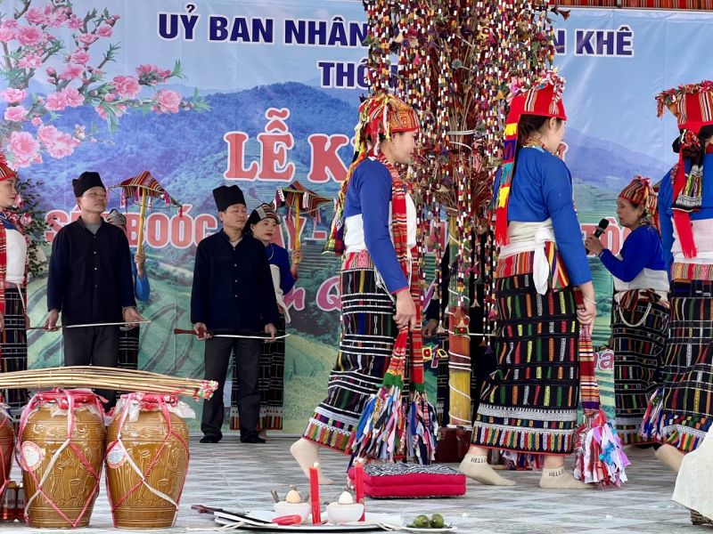 Chương trình hát múa dưới cây bông tại Lễ hội Sết Boọc Mạy của bà con dân tộc Thái, huyện Như Thanh