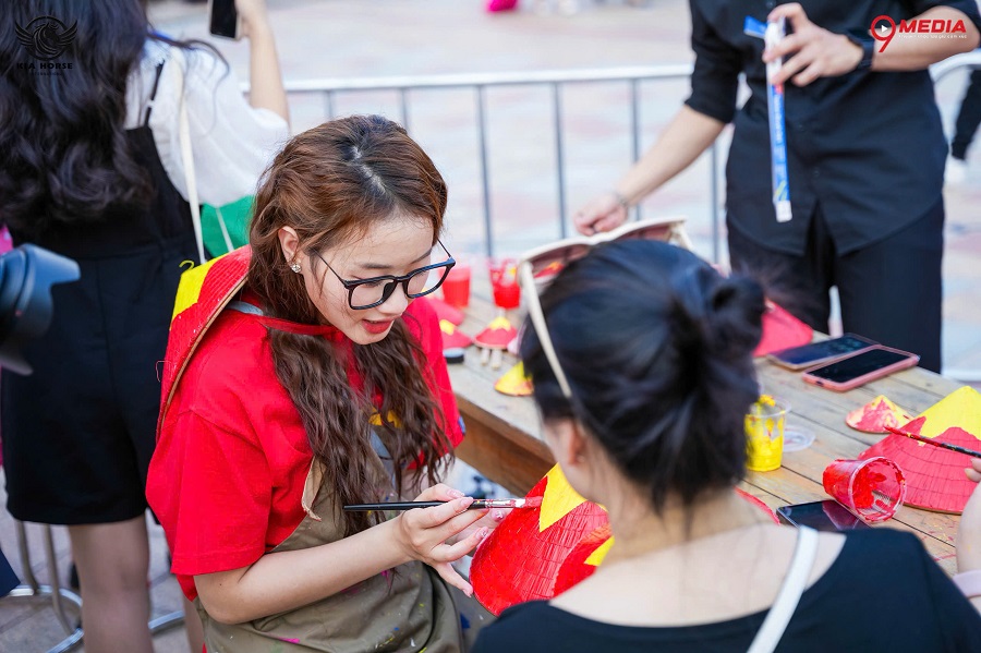 Workshop tô cờ trên nón lá Workshop tô cờ trên nón lá