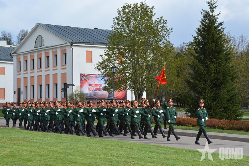 Đội hình luyện tập tổng hợp các động tác trong hành tiến. Đội hình luyện tập tổng hợp các động tác trong hành tiến.