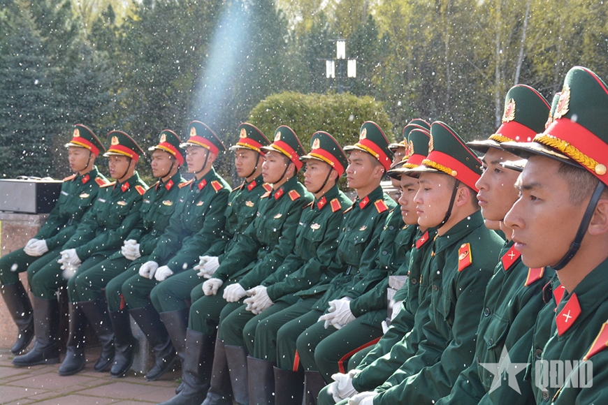 Tuyết rơi trong khi đoàn đang rút kinh nghiệm. Sáng nay (28-4, giờ Hà Nội), phóng viên Báo Quân đội nhân dân cập nhật nhiệt độ ngoài trời tại khu vực thao trường Alabino là -2 độ C. Tuyết rơi trong khi đoàn đang rút kinh nghiệm. Sáng nay (28-4, giờ Hà Nội), phóng viên Báo Quân đội nhân dân cập nhật nhiệt độ ngoài trời tại khu vực thao trường Alabino là -2 độ C.