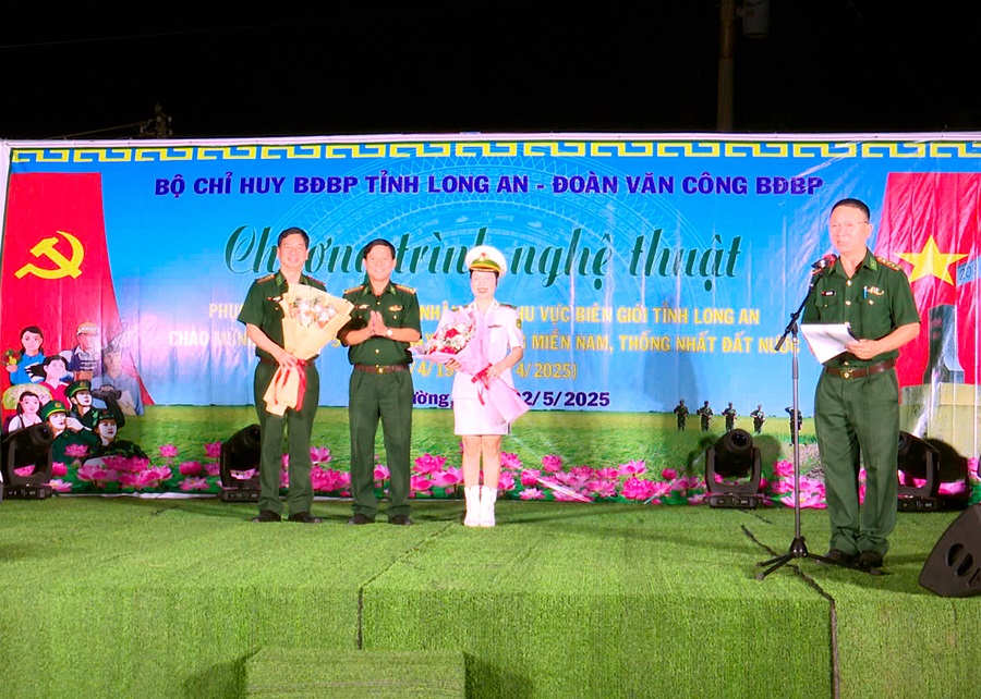 Đại tá Dương Văn Dược, Chính ủy BĐBP tỉnh tặng hoa chúc mừng đoàn Đại tá Dương Văn Dược, Chính ủy BĐBP tỉnh tặng hoa chúc mừng đoàn