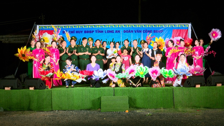 Đoàn chụp hình lưu niệm tại chương trình Đoàn chụp hình lưu niệm tại chương trình