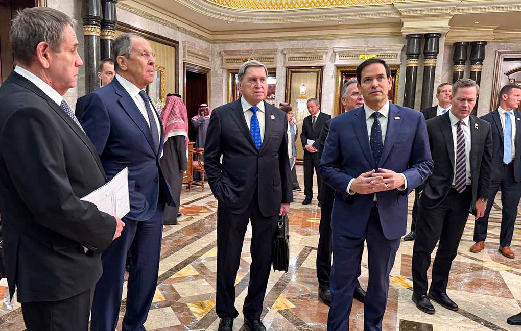 Hai phái đoàn Nga, Mỹ trước cuộc đàm phán ở Riyadh, Ả Rập Xê Út, ngày 18/2. Ảnh: BNG Nga/ TASS.