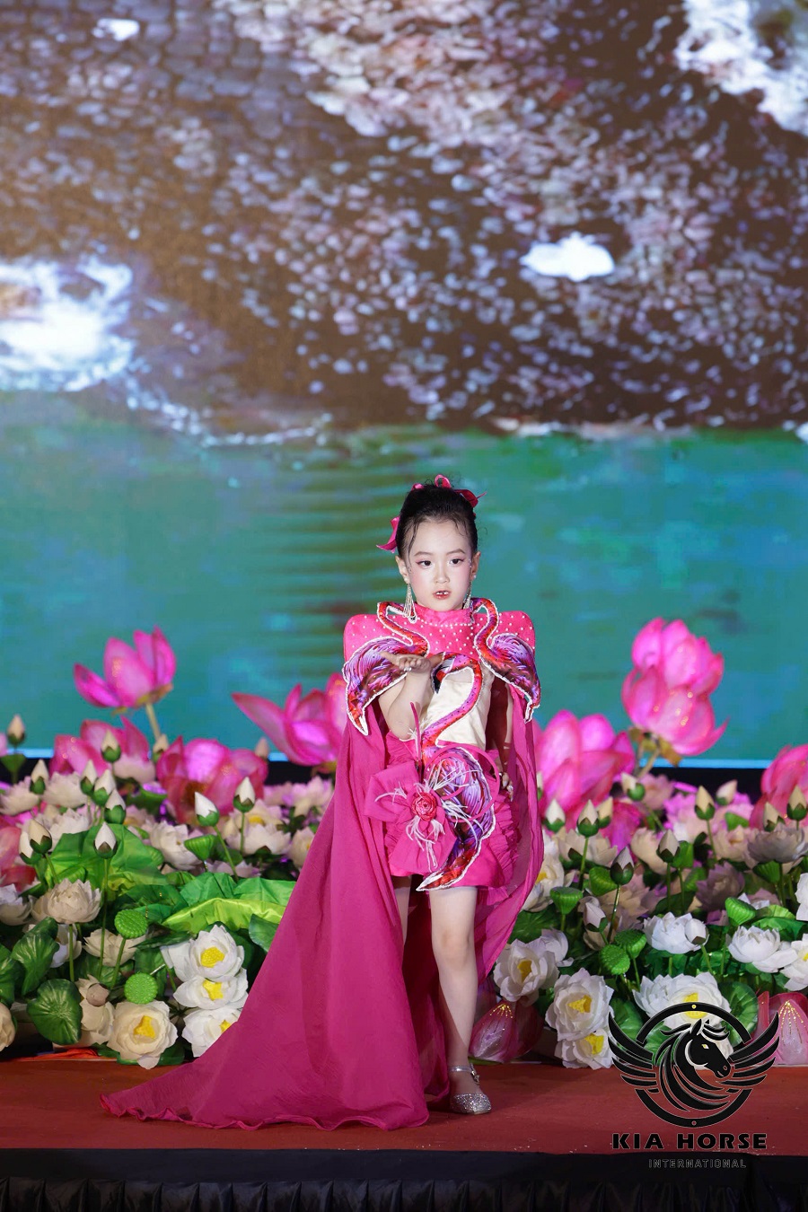 Nguyễn Linh Chi hứa hẹn sẽ là một trong những gương mặt nghệ sĩ nhí nổi bật trong tương lai Nguyễn Linh Chi hứa hẹn sẽ là một trong những gương mặt nghệ sĩ nhí nổi bật trong tương lai