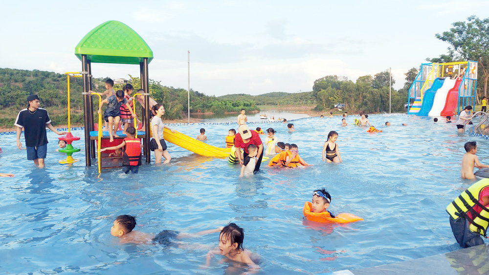 Điểm du lịch sinh thái Bầu Tiên, xã Quý Sơn (thị xã Chũ) vừa đưa một số hạng mục, tiểu cảnh, điểm check in mới vào hoạt động, điểm nhấn là bể bơi vô cực thu hút đông trẻ em. Điểm du lịch sinh thái Bầu Tiên, xã Quý Sơn (thị xã Chũ) vừa đưa một số hạng mục, tiểu cảnh, điểm check in mới vào hoạt động, điểm nhấn là bể bơi vô cực thu hút đông trẻ em.