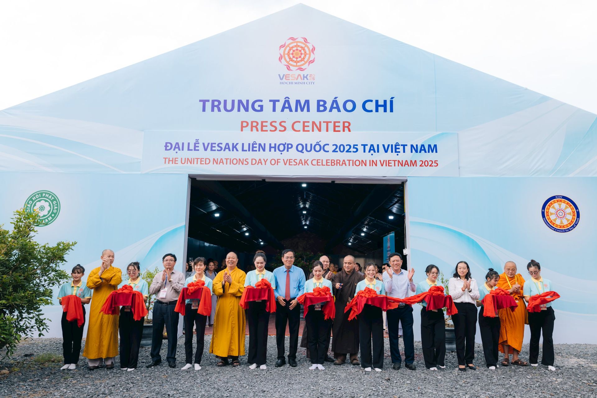 Các đại biểu cắt băng khai trương Trung tâm Báo chí phục vụ Đại lễ Vesak Liên hợp quốc 2025