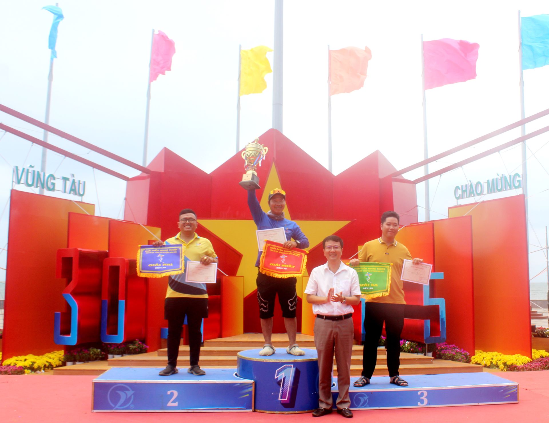 Ông Phùng Nguyên Tường Minh, Trưởng phòng Quản lý Thể dục Thể thao, Sở Văn hóa - Thể thao và Du lịch tỉnh Bà Rịa – Vũng Tàu trao giải cho các nghệ nhân