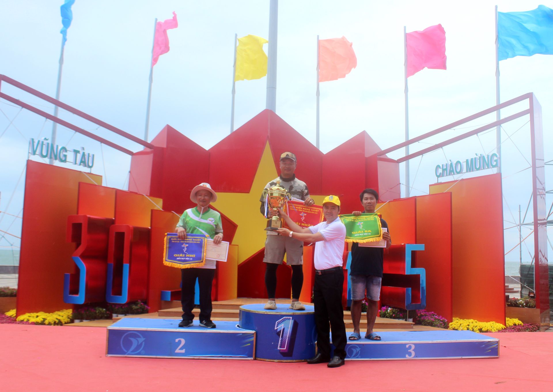 Ông Trần Thế Vinh, Giám đốc Trung tâm Văn hóa Nghệ thuật và Thể thao tỉnh trao giải nội dung diều Đẹp, độc lạ