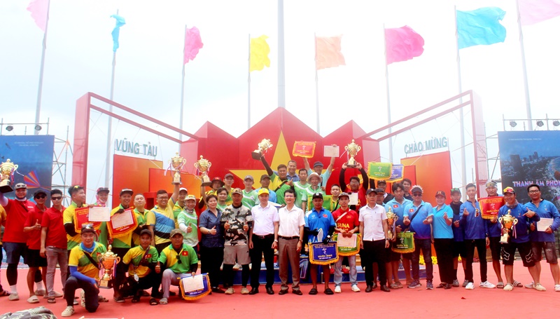 Ban tổ chức chụp hình lưu niệm cùng các đội