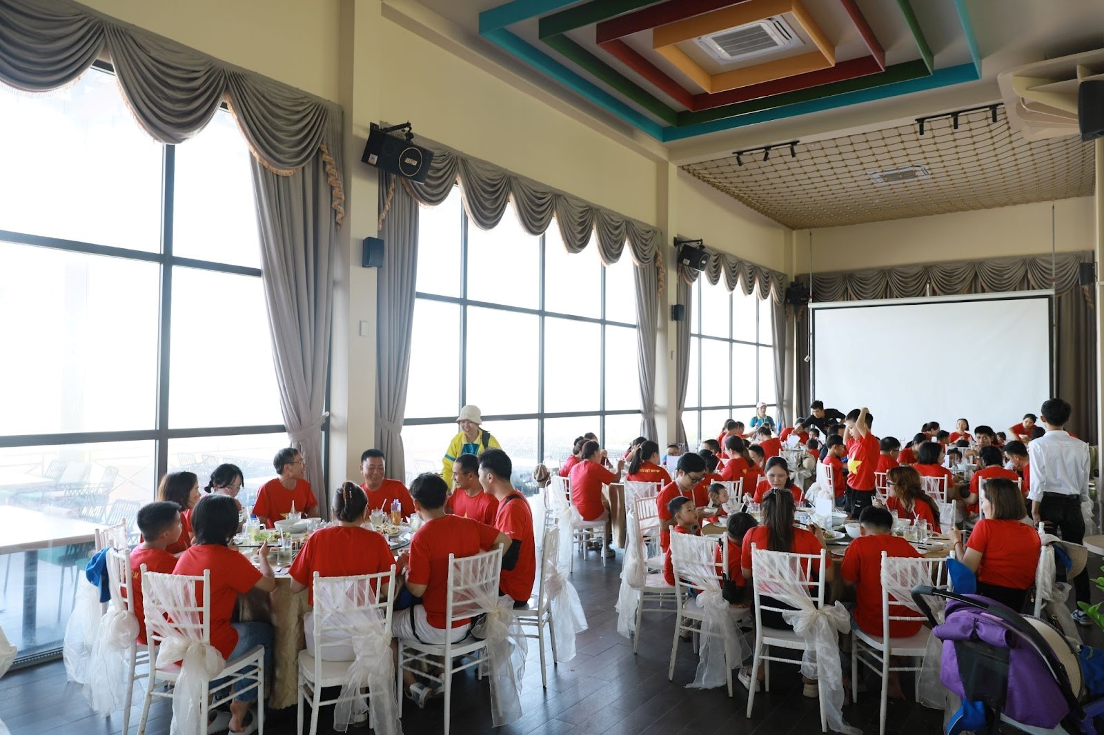Khu vực công viên, nhà hàng,... tấp nập du khách Khu vực công viên, nhà hàng,... tấp nập du khách