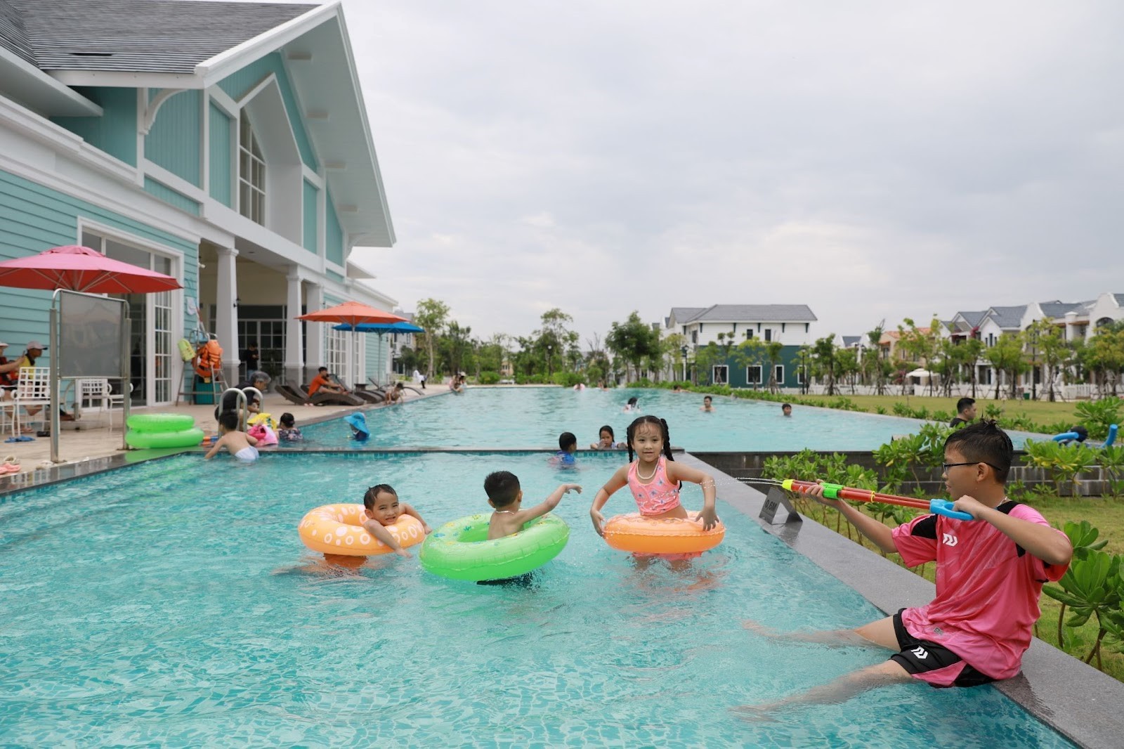 Nhiều gia đình lựa chọn tận hưởng kỳ nghỉ tại NovaWorld Villas – Phan Thiet và hệ tiện ích giải trí – ẩm thực phong phú quanh dự án. Nhiều gia đình lựa chọn tận hưởng kỳ nghỉ tại NovaWorld Villas – Phan Thiet và hệ tiện ích giải trí – ẩm thực phong phú quanh dự án.