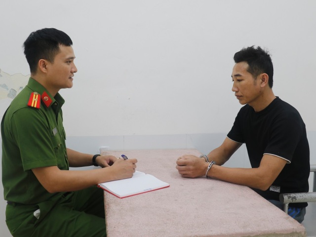 Tạm giữ người đàn ông say rượu hành hung cô giáo tại sân trường