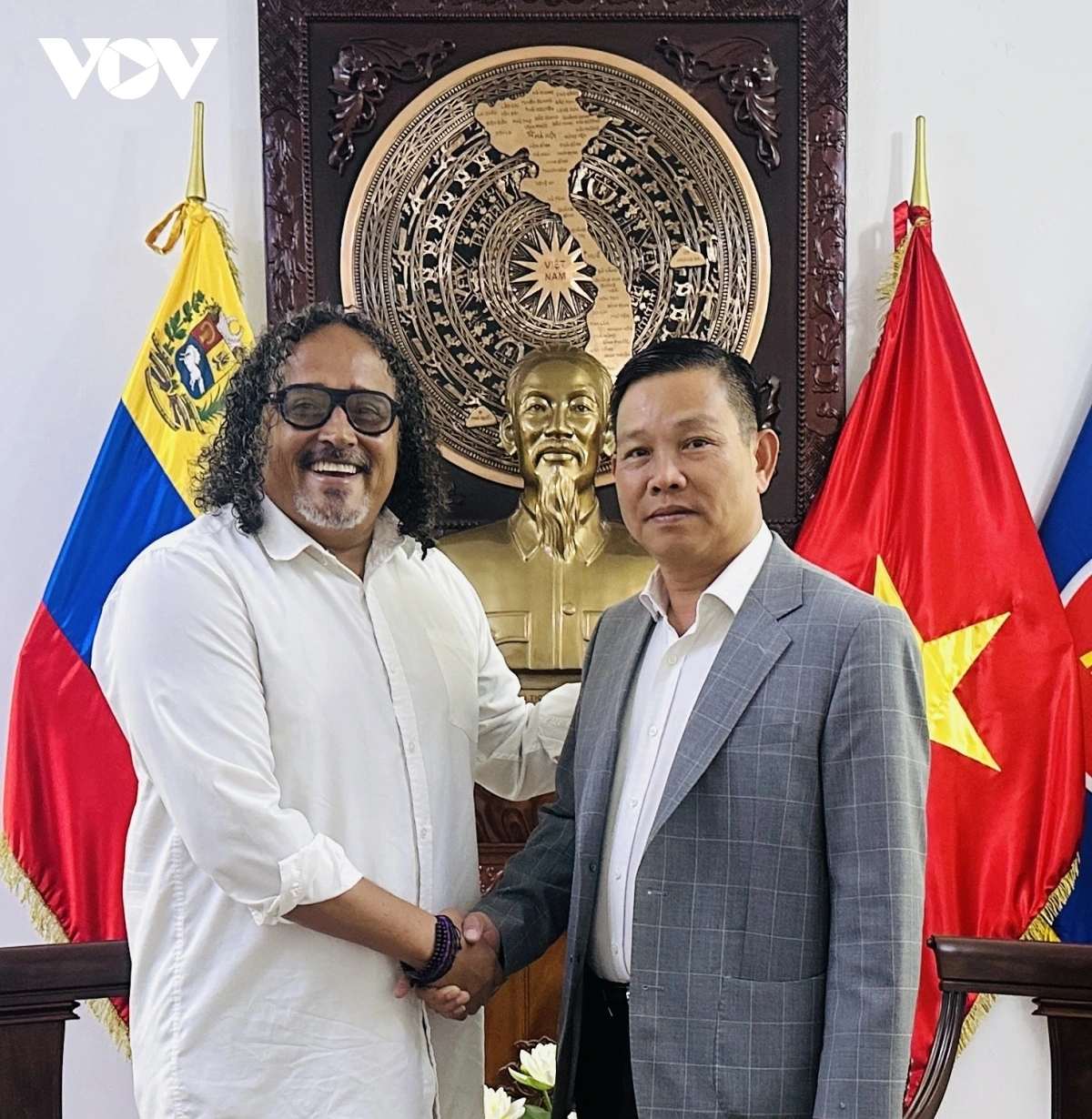 Đại sứ Vũ Trung Mỹ và Thứ trưởng, nghệ sỹ Ali Alejandro