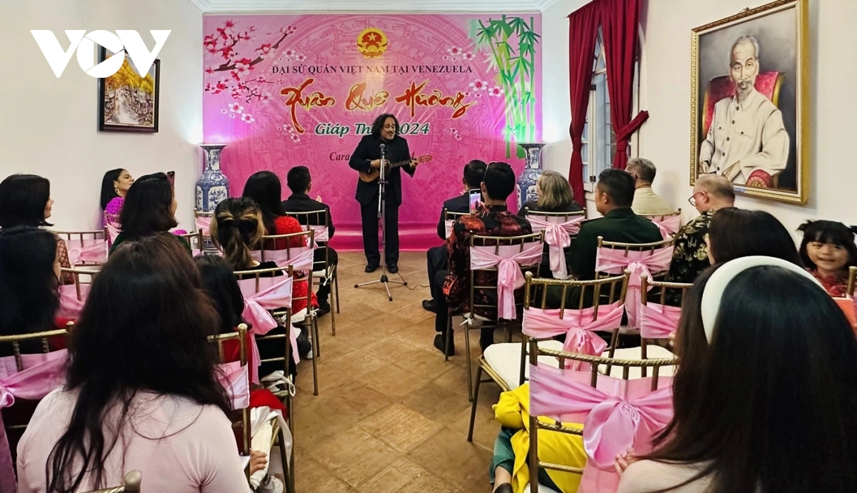 Thứ trưởng, nghệ sỹ Ali Alejandro biểu diễn tại sự kiện Tết cộng đồng do Đại sứ quán tổ chức