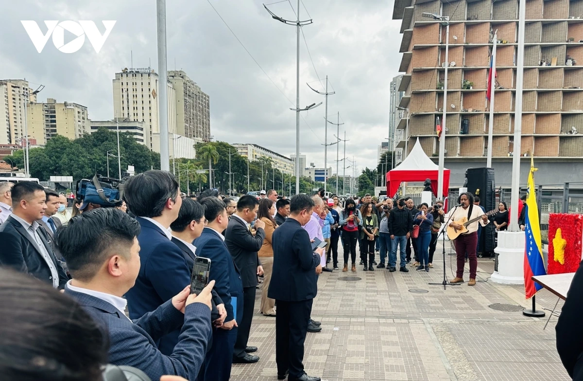 Thứ trưởng Ali Alejandro biểu diễn tại tượng đài Chủ tịch Hồ Chí Minh tại thủ đô Caracas