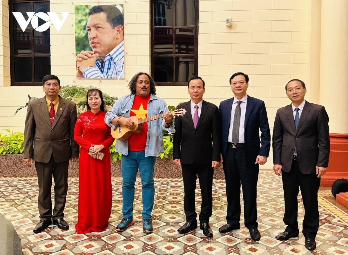 Thứ trưởng Ali Alejandro biểu diễn ca khúc Hồ Chí Minh nhân dịp Đoàn đại biểu Đảng Cộng sản Việt Nam thăm Venezuela, tháng 7 năm 2023