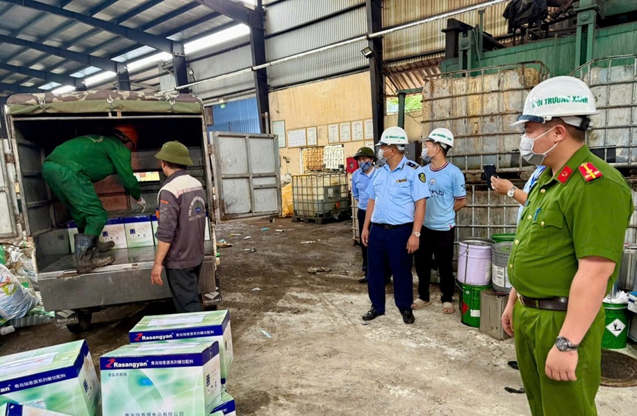 Lực lượng chức năng tiến hành tiêu hủy toàn bộ số hàng hóa không có nguồn gốc Lực lượng chức năng tiến hành tiêu hủy toàn bộ số hàng hóa không có nguồn gốc