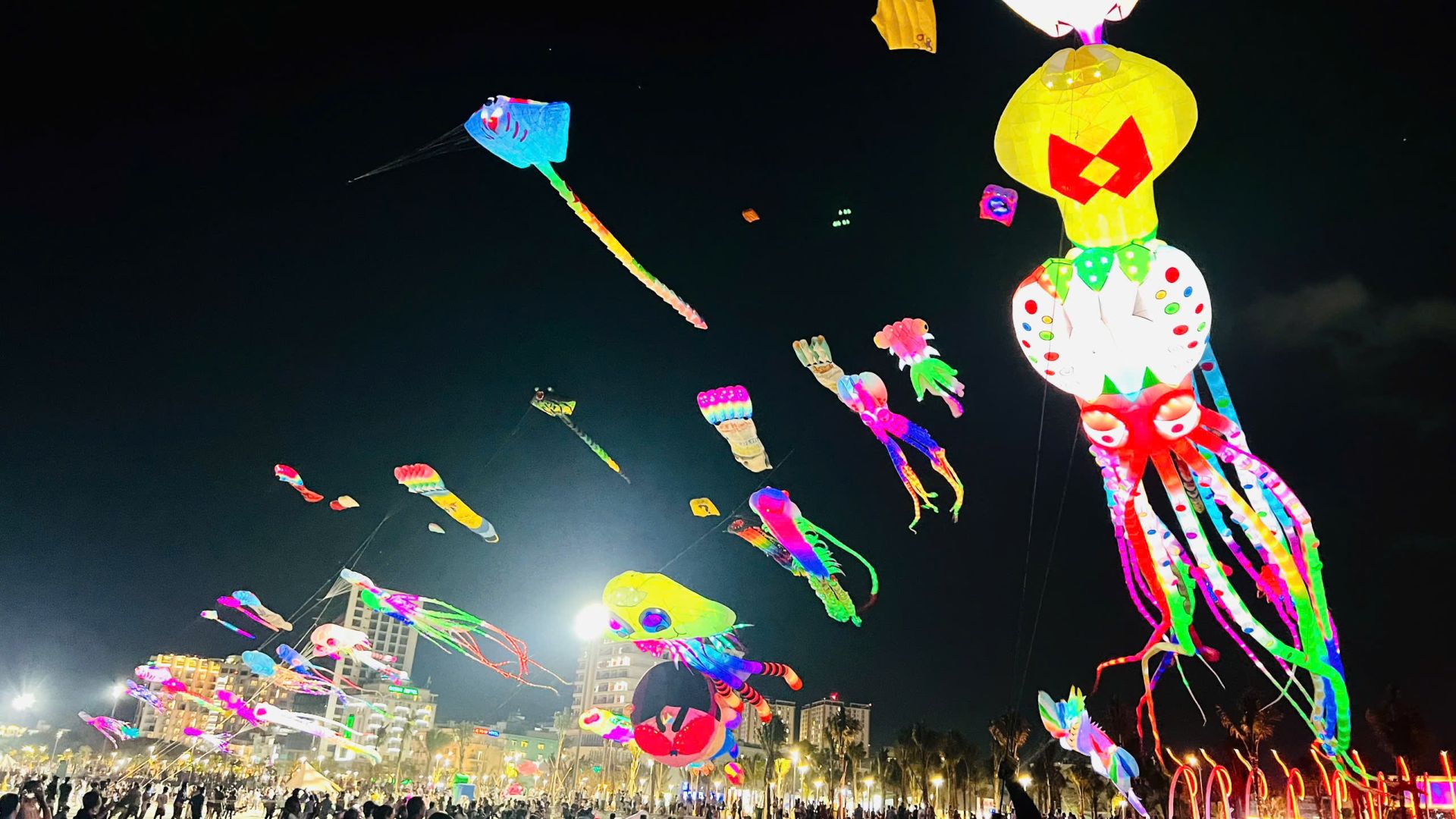 Buổi tối, những con diều led lung linh, huyền ảo Buổi tối, những con diều led lung linh, huyền ảo