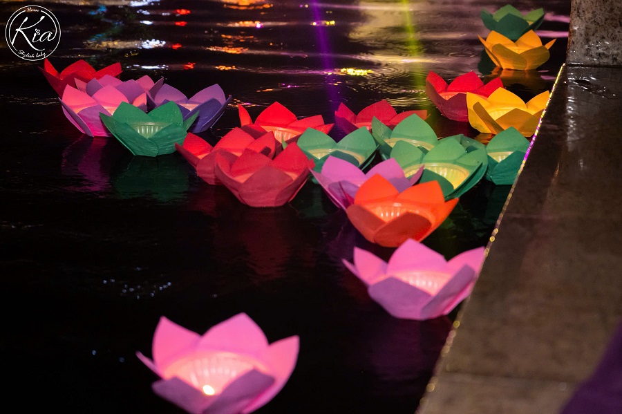 Thả đèn hoa đăng Thả đèn hoa đăng