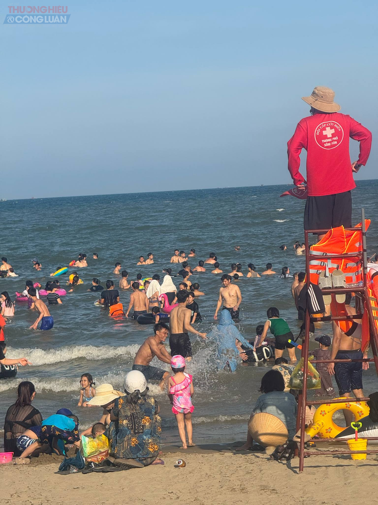 Lực lượng cứu hộ trên biển túc trực liên tục