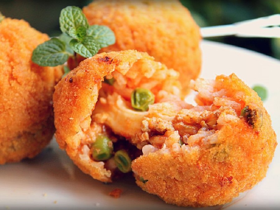 Cơm viên Arancini là một món ăn đường phố nổi tiếng của Ý